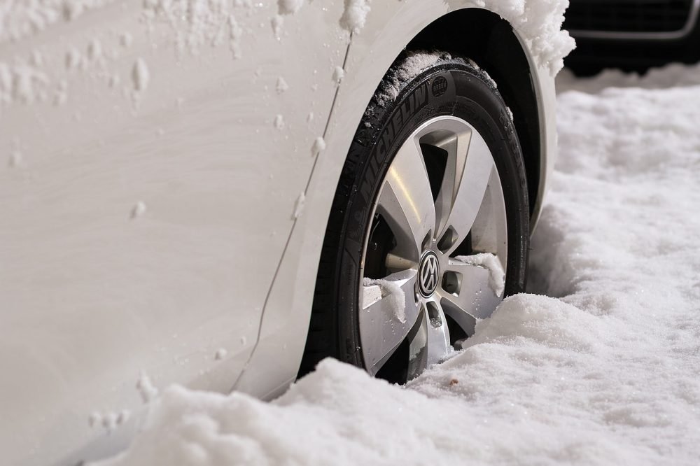 pneumatico di automobile avvolto da neve